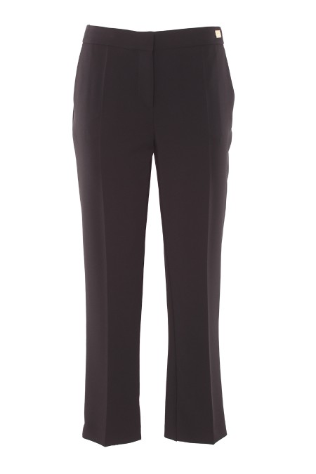 Shop ELISABETTA FRANCHI  Pantalone: Elisabetta Franchi pantalone in crêpe con spacchetti.
Pantalone dritto in crêpe leggero con stiro piega sul davanti espacchetti al fondo. Il punto vita è enfatizzato da un fascione con placca logo in metallo dorato.
Chiusura con zip e gancio.
Accessorio in metallo dorato.
Vestibilità regular.
Composizione: 95% Poliestere, 05% Elastane.
Made in Italia.. PA05447E2-110